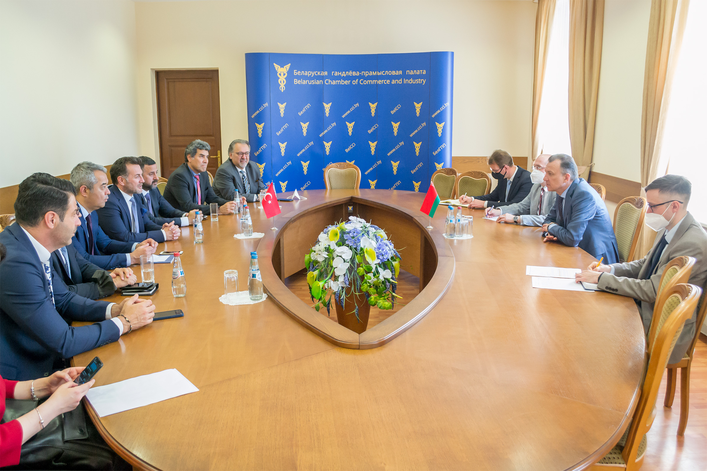 Сустрэча старшыні БелГПП У.Улаховіча з сустаршынёй Беларуска-Турэцкага дзелавога савета Й.Сайджанам і дзелавымі коламі Турцыі Сустрэча старшыні БелГПП У.Улаховіча з сустаршынёй Беларуска-Турэцкага дзелавога савета Й.Сайджанам і дзелавымі коламі Турцыі